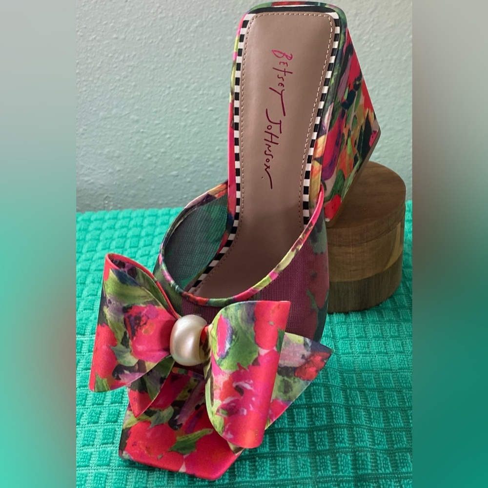 NEW.. BETSEY JOHNSON FLORAL OVERSIZED DECORATIVE BOW BLOCK HEEL MULE SANDALS